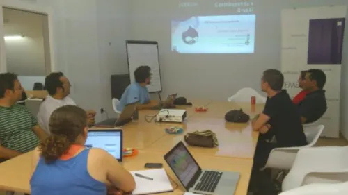 Penyaskito presenting about Contributing to Drupal at Emergya offices